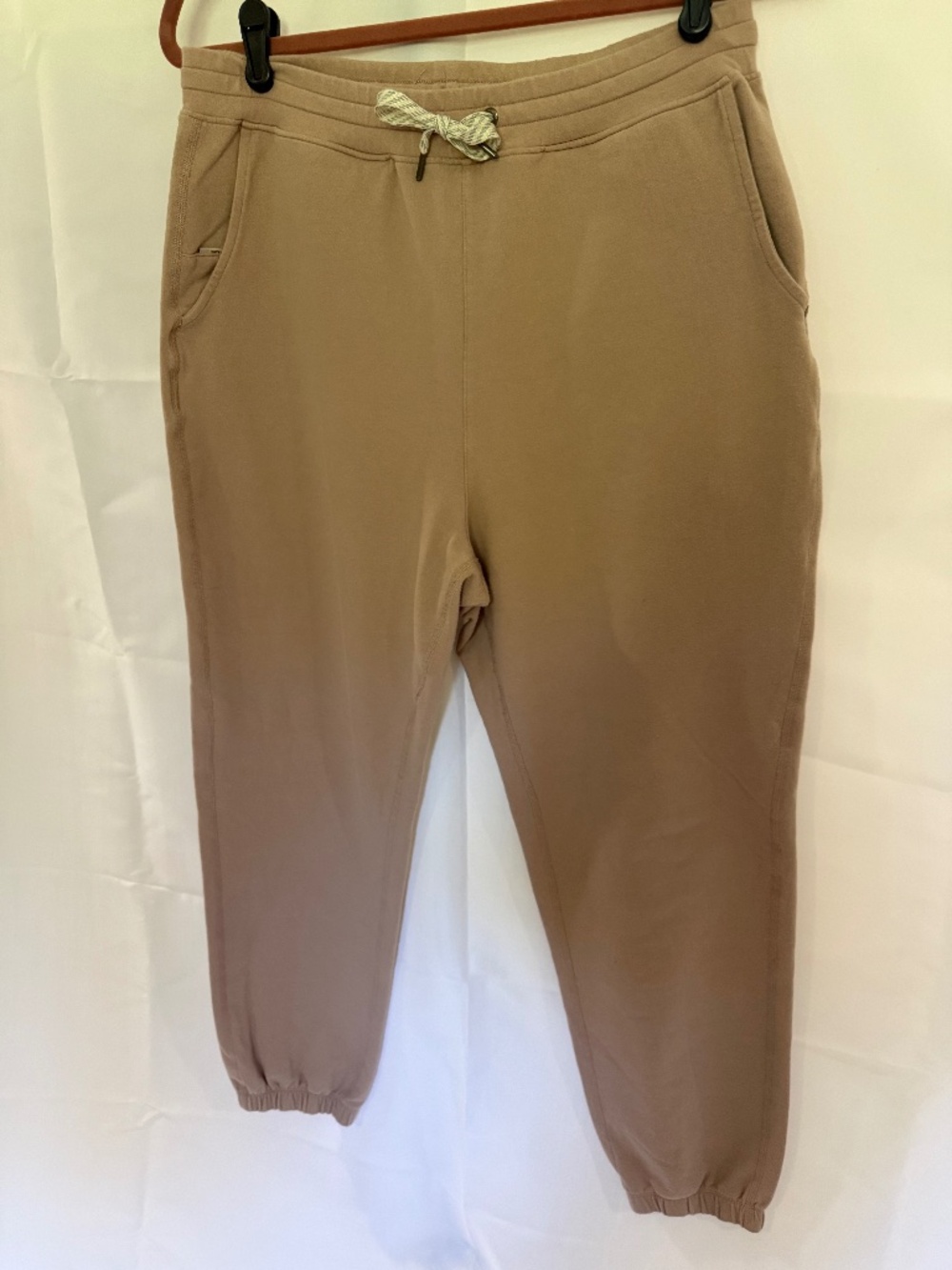 Vuori Laguna Lounge Pant 2.0. Color: Dogwood ( light/pastel pink) stretchy Med